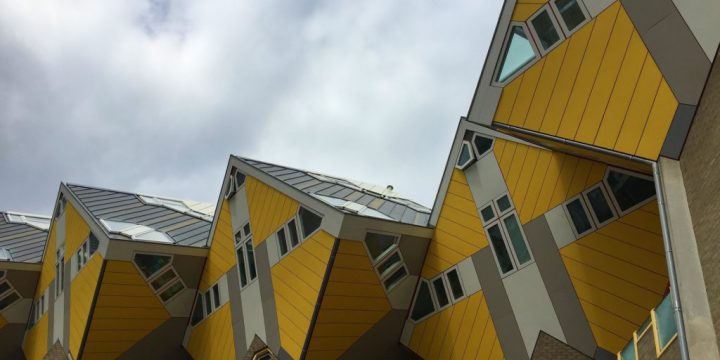 خانه مثلثی زرد